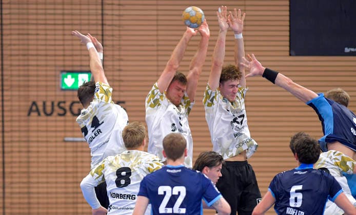 September 22, 2026: Hamburg s Oliver Norlyk gets stuck in Dresden s defense against Dresden s Nils Fuhrmann and Julius Meyer Siebert, DHB Cup, HC Elbflorenz Dresden vs. HC Hamburg, c Dresden