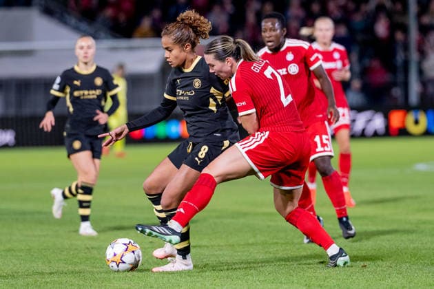 Battle for the Ball: Tackle between Mary Fowler of Manchester City WFC, No. 08, and Vanessa Gilles of FC Bayern Munich Women, No. 02 (GER); FC Bayern Munich Women vs. Manchester City WFC, UEFA Women s Champions League, group stage, Matchday 1, 2026–2027 season, September 22, 2026. DFL and DFB regulations prohibit any use of photographs as image sequences and or quasi-video. Photo: HMB Media, Franz Feiner Copyright: HMBxMedia FranzxFeiner