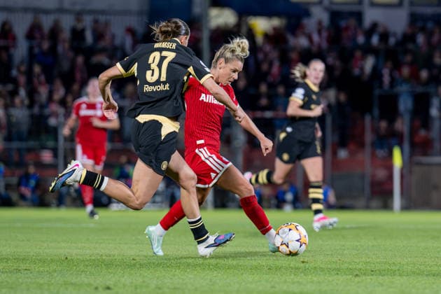 Battle for the Ball: Tackle between Carlotta Wamser of Manchester City WFC, No. 37, and Linda Dallmann of FC Bayern Munich Women, No. 10 (GER), FC Bayern Munich Women vs. Manchester City WFC, UEFA Women s Champions League, Group Stage, Matchday 1, 2026–2027 season, September 22, 2026. DFL and DFB regulations prohibit any use of photographs as image sequences and or quasi-video. Photo: HMB Media, Heike Feiner Copyright: HMBxMedia HeikexFeiner