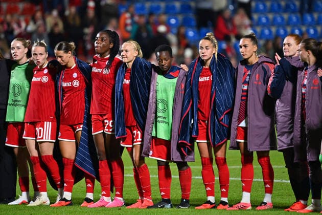 Team photo, team, squad, group photo, Munich players after the game, disappointment, frustration, disappointed, frustrated, dejected, Women’s Champions League, group stage: FC Bayern Munich vs. Manchester City 2–2 on September 22, 2026, at Sportpark Unterhaching