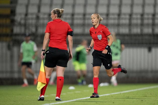 260922 Referee Ivana Martincic during the Women s Champions League soccer match between Inter and Häcken on September 22, 2026 in Monza. Photo by Carl Sandin. BILDBYRAN code CS CS0982 soccer football fotball UEFA Women s Champions League Inter Häcken women s BBENG soccer football fotball UEFA Women s Champions League Inter Häcken women s BBENG  Copyright: CARLxSANDIN BB260922CS102