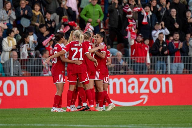 Momoko Tanikawa 18 Bayern, No. 21, Klara Bühl 17 FC Bayern, Giulia Gwinn 7 FC Bayern, Jovana Damnjanovic 9 Bayern celebrate the goal that made it 2–0 in the UEFA Women’s Champions League match between FC Bayern Munich and Manchester City on September 22, 2026, at Unterhaching’s uhlsport PARK, Bayern, Germany