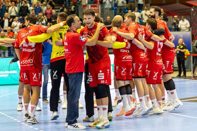 HBL Cup, 2nd Round, Kassel, MT Melsungen vs. Rhein Neckar Löwen, Rothenbach Halle, Kassel, September 22, 2026 HBL Cup, 2nd Round, Kassel, Germany, September 22, 2026 The MT Melsungen players celebrate their victory after overtime, Handball Bundesliga, MT Melsungen vs. Rhein Neckar Löwen, Rothenbach Hall, Kassel Copyright: xBEAUTIFULxSPORTS Freudensteinx