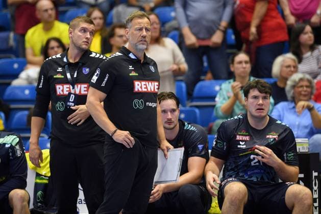 Michel Abt, Assistant Coach of Rhein Neckar Löwen; Michel Abt, Assistant Coach of Rhein Neckar Löwen: disappointed, frustrated, emotional; Aron Seesing, Rhein Neckar Löwen, 21 R, GER, MT Melsungen vs. Rhein-Neckar Löwen, Handball, DHB Cup, Round 2, 2026–2027 season, September 22, 2026, GER, MT Melsungen Rhein-Neckar Löwen, Handball, DHB Cup, Round 2, 2026–2027 season, September 22, 2026, Kassel Copyright: xEibner-Pressefotox xRolandxSippelx EP_RSL