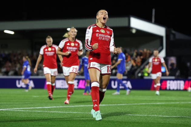 Arsenal gegen HB Koge Frauen, 22. September 2026, Borehamwood, UEFA Women’s Champions League: Arsenal gegen HB Koge Frauen. Chloe Kelly von Arsenal jubelt über das Führungstor, bevor es vom VAR aberkannt wird. Foto: Charlotte Wilson. Abseits. Borehamwood, Großbritannien.  Copyright: xCharlottexWilsonx xOffsidexOffside
