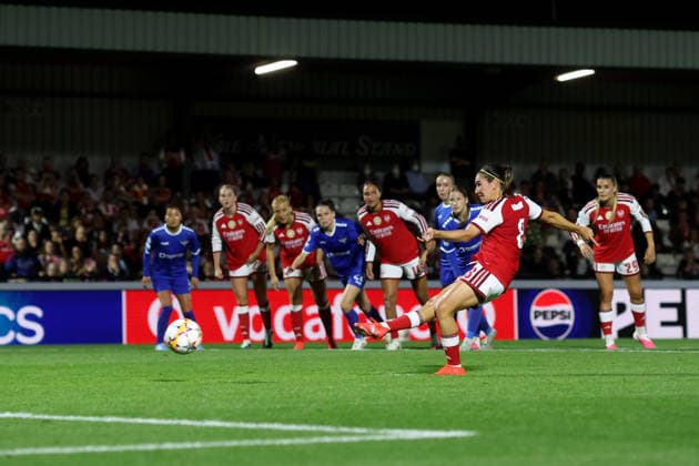 Arsenal gegen HB Koge Frauen, 22. September 2026, Borehamwood, UEFA Women’s Champions League: Arsenal gegen HB Koge Frauen. Mariona Caldentey von Arsenal erzielt den Siegtreffer vom Elfmeterpunkt. Foto: Charlotte Wilson, Offside, Borehamwood, Großbritannien  Copyright: xCharlottexWilsonx xOffsidexOffside