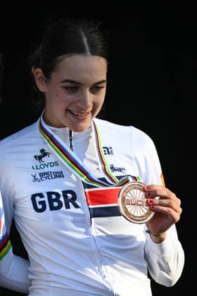 2026 UCI Road World Championships Picture by Zac Williams SWpix.com - 22 09 2026 - Cycling - 2026 UCI Road World Championships - MontrÃ al, Canada - Women Junior Individual Time Trial (ITT) Podium - Aalia Clay (Great Britain) receiving the Bronze Medal Copyright: x xSWpix.comx(t axPhotographyxHubxLtd)xZacxWilliams SWpix.comx SWP-3521-1807
