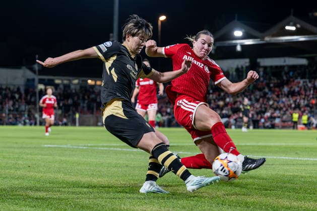 Vanessa Gilles, FC Bayern Munich Women, No. 02, defends against Aoba Fujino, Manchester City WFC, No. 20 GER, FC Bayern Munich Women vs. Manchester City WFC, UEFA Women s Champions League, group stage, Matchday 1, 2026–2027 season, September 22, 2026 DFL DFB regulations prohibit any use of photographs as image sequences and or quasi-video. Photo: HMB Media, Heike Feiner Copyright: HMBxMedia HeikexFeiner