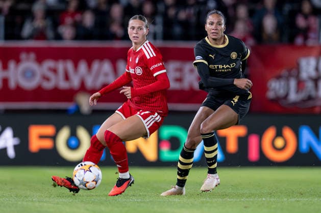 Klara Buehl, FC Bayern Munich Women, 17, and Jade Rose, Manchester City WFC, 04 GER; FC Bayern Munich Women vs. Manchester City WFC, UEFA Women s Champions League, group stage, Matchday 1, 2026–2027 season, September 22, 2026 DFL DFB regulations prohibit any use of photographs as image sequences and or quasi-video. Photo: HMB Media, Heike Feiner Copyright: HMBxMedia HeikexFeiner