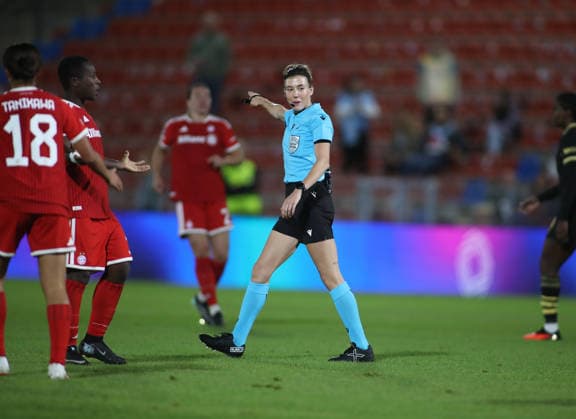 Soccer, Women s Champions League, 2026–2027 season, FC Bayern Munich vs. Manchester City, Matchday 1, Sportpark Unterhaching; Referee Olatz Rivera Olmeda (ESP) raises her right arm
