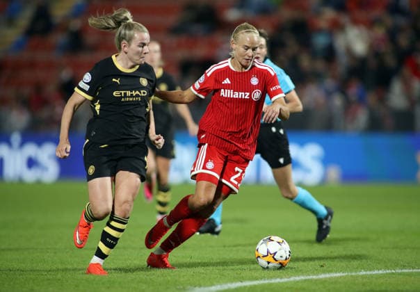 Soccer, Women s Champions League, 2026–2027 Season, FC Bayern Munich vs. Manchester City, Matchday 1, Sportpark Unterhaching: Pernille Harder of FC Bayern Munich in a one-on-one battle for the ball during an attack