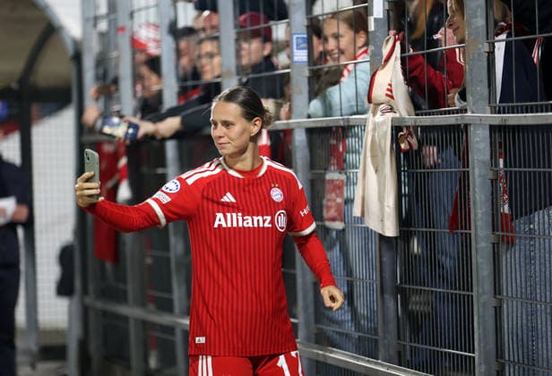 Soccer, Women s Champions League, 2026–2027 season, FC Bayern Munich vs. Manchester City, Matchday 1, Sportpark Unterhaching, Klara Bühl, Buehl. FC Bayern Munich takes a selfie with the fans after the game