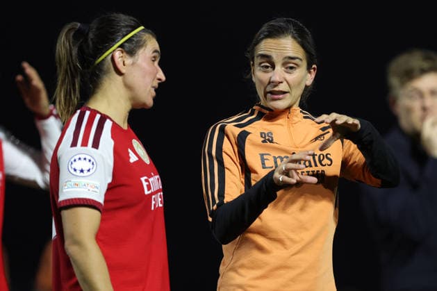 Arsenal gegen HB Koge Frauen, 22. September 2026, Borehamwood, UEFA Women’s Champions League: Arsenal gegen HB Koge Frauen. Mariona Caldentey von Arsenal im Gespräch mit Trainerin Renee Slegers. Foto: Charlotte Wilson, Offside, Borehamwood, Großbritannien  Copyright: xCharlottexWilsonx xOffsidexOffside