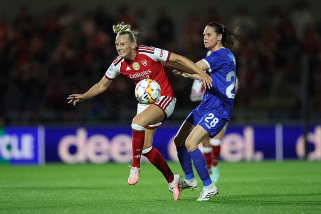 Arsenal gegen HB Koge Frauen, 22. September 2026, Borehamwood, UEFA Women’s Champions League: Arsenal gegen HB Koge Frauen. Stina Blackstenius von Arsenal und Simone Boye Sorensen von HB Koge. Foto: Charlotte Wilson. Abseits. Borehamwood, Großbritannien  Copyright: xCharlottexWilsonx xOffsidexOffside