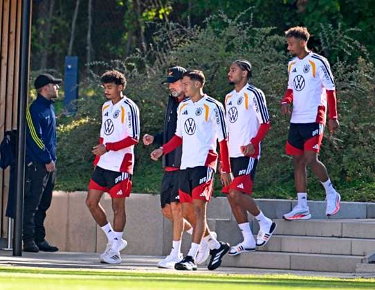 September 23, 2026, German National Soccer Team (DFB), training camp in Herzogenaurach, at the ADIDAS headquarters, ahead of the UEFA Nations League matches, from left: Nathaniel Brown (Germany), Coach Jürgen Klopp (Germany), Younes Ebnoutalib (Germany), Kevin Schade (Germany) Bambase Conte