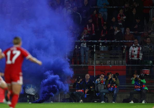 Football Women Uefa Champions League 2026 - 2027 Bayern Munchen vs Manchster City Fans throw smoke bombs onto the pitch during the Women Uefa Champions League 2026 - 2027 football match between Bayern Munchen and Manchester City at Sportpark Stadium in Unterhaching , Bayern , Germany . September 22th , 2026 Copyright: xDavidexEliasx