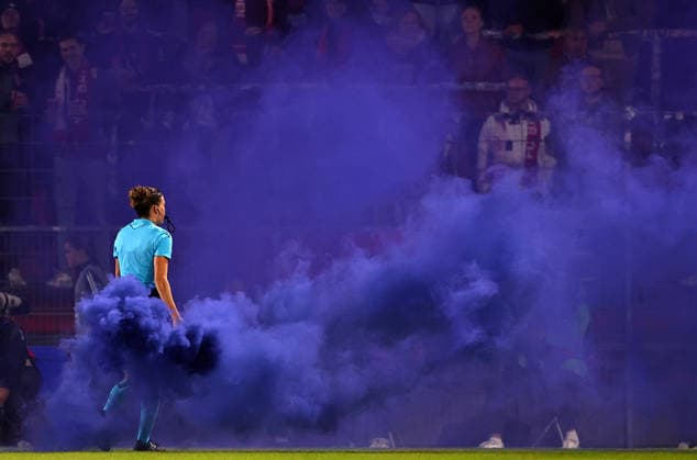 Football Women Uefa Champions League 2026 - 2027 Bayern Munchen vs Manchster City Fans throw smoke bombs onto the pitch and the referee Olatz Rivera Olmedo take it away during the Women Uefa Champions League 2026 - 2027 football match between Bayern Munchen and Manchester City at Sportpark Stadium in Unterhaching , Bayern , Germany . September 22th , 2026 Copyright: xDavidexEliasx