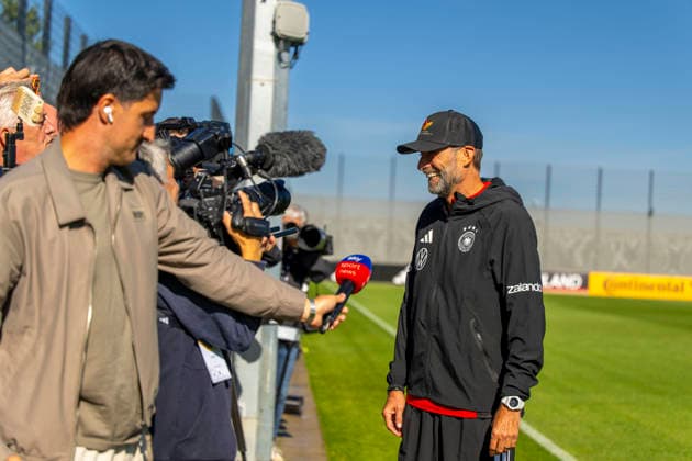 September 23, 2026, DFB German National Soccer Team, training camp in Herzogenaurach, at ADIDAS’s home ground, ahead of the UEFA Nations League matches; German national team coach Jürgen Klopp briefly stops to speak with reporters on the sidelines while his players continue training