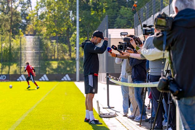 September 23, 2026, DFB German National Soccer Team, training camp in Herzogenaurach, at ADIDAS’s home ground, ahead of the UEFA Nations League matches; German national team coach Jürgen Klopp briefly stops to speak with reporters on the sidelines while his players continue training