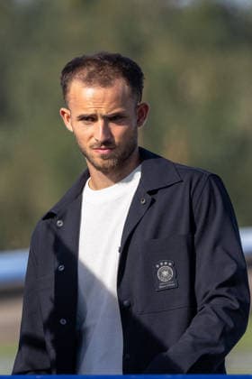 Departure of the German DFB national soccer team for Amsterdam for the Nations League match against the Netherlands, Nuremberg, September 23, 2026: Max Rosenfelder waits before the German national soccer team’s departure for the Nations League match against the Netherlands. He is wearing a DFB jacket with the association’s crest over a white T-shirt. Nuremberg, Bavaria, Germany 20260923-1V9A8945-M4000