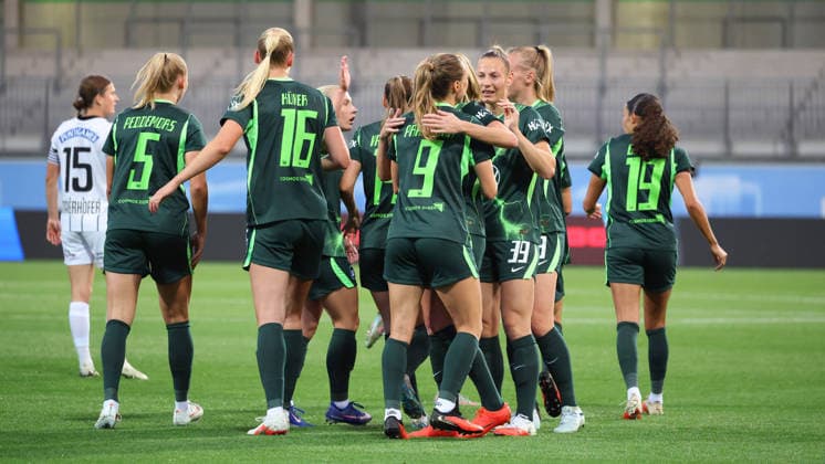 VfL vs. Graz, Women s Europa League Qualifiers, Wolfsburg, September 23, 2026, Soccer, Women’s, VfL Wolfsburg vs. SK Sturm Graz, UEFA Women’s Europa Cup Qualifying Round, Round 2, 2026–2027 Season. Lara Prasnikar of VfL Wolfsburg celebrates with the team after scoring the 2–0 goal at AOK Stadion Niedersachsen, Germany