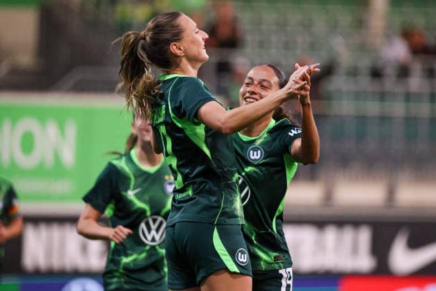 Wolfsburg, Germany, September 23, 2026 UEFA Women’s Europa Cup First Leg: VfL Wolfsburg Women vs. Sturm Graz Women. Pictured, from left: Goal scorer Lara Prasnikar of Wolfsburg scores the goal to make it 2–0 for Wolfsburg and celebrates with Kessya Bussy of Wolfsburg. Copyright: HMBxMedia MadeleinexFantini