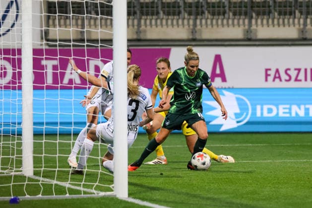 Wolfsburg, Germany, September 23, 2026 UEFA Women’s Europa Cup First Leg: VfL Wolfsburg Women vs. Sturm Graz Women. Pictured: Goal scorer Svenja Huth of Wolfsburg (on the right) scores the goal that makes it 4–0 for Wolfsburg. Copyright: HMBxMedia MadeleinexFantini