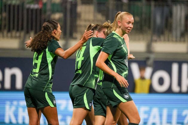 Wolfsburg, Germany, September 23, 2026 — UEFA Women’s Europa Cup First Leg: VfL Wolfsburg Women vs. Sturm Graz Women. Pictured: Goal scorer Svenja Huth of Wolfsburg, partially obscured in the photo, scores the goal to make it 4–0 for Wolfsburg and celebrates with her teammates. Copyright: HMBxMedia MadeleinexFantini