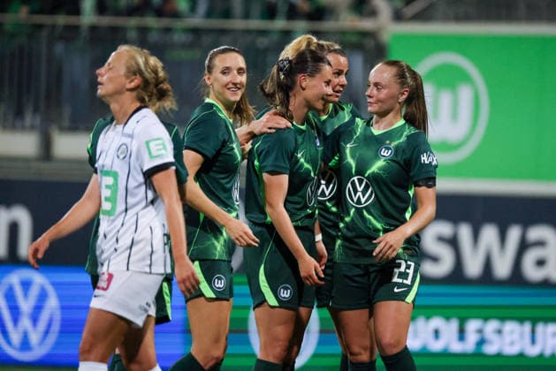 Wolfsburg, Germany, September 23, 2026—UEFA Women’s Europa Cup First Leg: VfL Wolfsburg Women vs. Sturm Graz Women. Pictured: Goal scorer Katharina Piljic of Wolfsburg, center, scores the goal to make it 5–1 for Wolfsburg and celebrates with her teammates. Copyright: HMBxMedia MadeleinexFantini