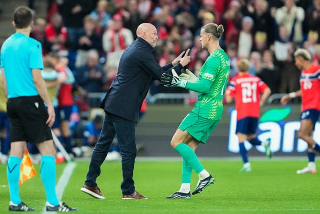 Soccer, Nations League Men Norway Denmark Oslo 20260924 Norway’s national team coach Stale Solbakken and goalkeeper Orjan Nyland during the Nations League soccer match between Norway and Denmark at Ullevaal Stadium. Photo: Fredrik Varfjell, NTB, Oslo, Norway. EDITORIAL USE ONLY. RESTRICTEDED USE BY BETTING COMPANIES  Copyright: xFredrikxVarfjellx xNTBx