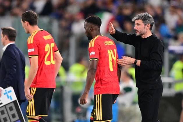 Belgium s Hans Vanaken; Belgium s Dodi Lukebakio and Belgium s head coach Mark van Bommel pictured during a soccer game between the Red Devils, the Belgian national soccer team and Italy for the opening game of the UEFA Nations League, in Rome, on Friday 25 September 2026. DIRKxWAEM  x187824862x