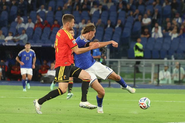 SOCCER - UEFA Nations League - Italy vs. Belgium Photo by IPA ABACAPRESS.COM88971302 - Rome, Italy — September 25, 2026: Brandon Mechele (defender) of Belgium and Francesco Pio Esposito (forward) of Italy are seen in action during Matchday 1 of the 2026–2027 UEFA Nations League between Italy and Belgium at the Olympic Stadium in Rome. Rome Italy  Copyright: xIPAxSport ABACAx