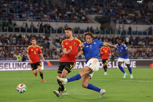 Italy v Belgium - UEFA Nations League - Season 2026-2027 Rome, Italy, 25th September 2026. Pio Esposito of Italy fires a shot goalwards as he is challenged by Brandon Mechele of Belgium during the Italy vs Belgium UEFA Nations League match at Stadio Olimpico, Rome. Picture credit should read: Jonathan Moscrop Rome Stadio Olimpico Italy
