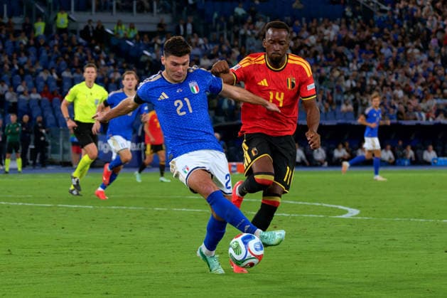ROME, ITALY - SEPTEMBER 25: Nicolò Cambiaghi of Italy in action against Dodi Lukébakio of Belgium during the UEFA Nations League, League A, Group A1 football match between Italy and Belgium at the Stadio Olimpico on September 25, 2026 in Rome, Italy Copyright: xEmmanuelexMastrodonato SPPx Sportspressphoto_SPR239697