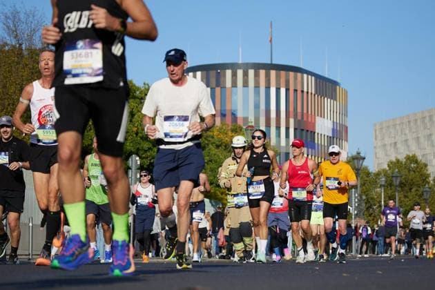52 Berlin Marathon 2026 ** FOR EDITORIAL PURPOSES ONLY ** EDITORIAL USE ONLY ** p Participants run across the Moltke Bridge during the Berlin Marathon, with the Office of the Federal President in the background Germany Berlin Berlin Copyright JörgxCarstensen Copyright: JörgxCarstensen doc87s524y2vyadibsxhe2 ,EDITORIAL USE ONLY Copyright: JörgxCarstensen