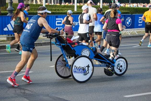 52 Berlin Marathon 2026 ** FOR EDITORIAL PURPOSES ONLY ** EDITORIAL USE ONLY ** p A participant pushes another participant in a wheelchair during the Berlin Marathon Germany Berlin Berlin Copyright JörgxCarstensen Copyright: JörgxCarstensen doc87s532jsa2g1mkemyh52 ,EDITORIAL USE ONLY Copyright: JörgxCarstensen
