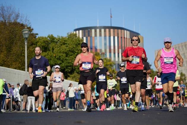 52 Berlin Marathon 2026 ** FOR EDITORIAL PURPOSES ONLY ** EDITORIAL USE ONLY ** p Participants run across the Moltke Bridge during the Berlin Marathon, with the Office of the Federal President in the background Germany Berlin Berlin Copyright JörgxCarstensen Copyright: JörgxCarstensen doc87s532mwahdexh9weqt ,EDITORIAL USE ONLY Copyright: JörgxCarstensen