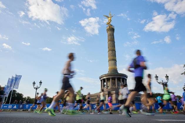 52 Berlin Marathon 2026 ** FOR EDITORIAL PURPOSES ONLY ** EDITORIAL USE ONLY ** p Participants run past the Victory Column during the Berlin Marathon Germany Berlin Berlin Copyright JörgxCarstensen Copyright: JörgxCarstensen doc87s59kpbq2dr054seqt ,EDITORIAL USE ONLY Copyright: JörgxCarstensen