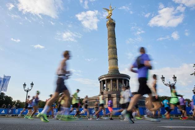 52 Berlin Marathon 2026 ** FOR EDITORIAL PURPOSES ONLY ** EDITORIAL USE ONLY ** p Participants run past the Victory Column during the Berlin Marathon Germany Berlin Berlin Copyright JörgxCarstensen Copyright: JörgxCarstensen doc87s59kvej481casopqcf ,EDITORIAL USE ONLY Copyright: JörgxCarstensen