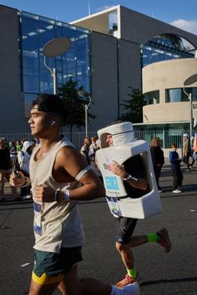 52 Berlin Marathon 2026 ** FOR EDITORIAL PURPOSES ONLY ** EDITORIAL USE ONLY ** p A participant in the Berlin Marathon runs past the Federal Chancellery while using shower gel Germany Berlin Berlin Copyright JörgxCarstensen Copyright: JörgxCarstensen doc87s59l9viit47mvcrk7 ,EDITORIAL USE ONLY Copyright: JörgxCarstensen