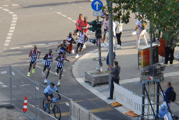 km 13: Nadeloehr at the BVG permanent construction zone; leading group with Adola at km 13