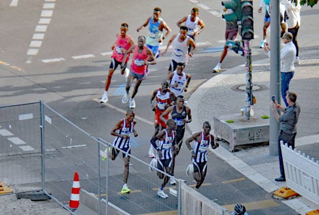 km 13: Leading group with Adola; Adola in the leading group