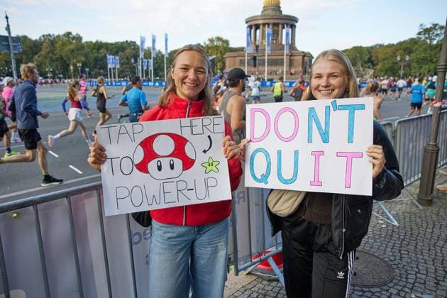 52 Berlin Marathon 2026 ** FOR EDITORIAL PURPOSES ONLY ** EDITORIAL USE ONLY ** p Family members cheer on runners with banners at the Berlin Marathon Germany Berlin Berlin Copyright JörgxCarstensen Copyright: JörgxCarstensen doc87s5mipd21g13nmbgrj3 ,EDITORIAL USE ONLY Copyright: JörgxCarstensen