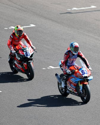 (260927) -- CREMONA, Sept. 27, 2026 -- Valentin Debise (R) of EASTROC ZXMOTO Evan Bros Factory races on the grid before the Race 1 of WorldSSP at the FIM Supersport World Championship, WM, Weltmeisterschaft Italian Round Cremona Circuit, Italy, Sept. 27, 2026. ) (SP)ITALY-CREMONA-WSBK-WORLDSSP-RACE 1 LixJing 