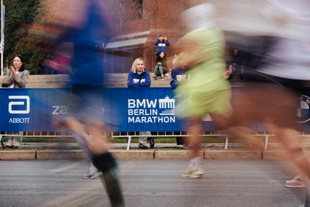 27.09.26, BMW Berlin Marathon 2026, Berlin BMW Berlin Marathon branding in front of Siegessäule with many runners in the foreground Berlin Berlin BE Deutschland