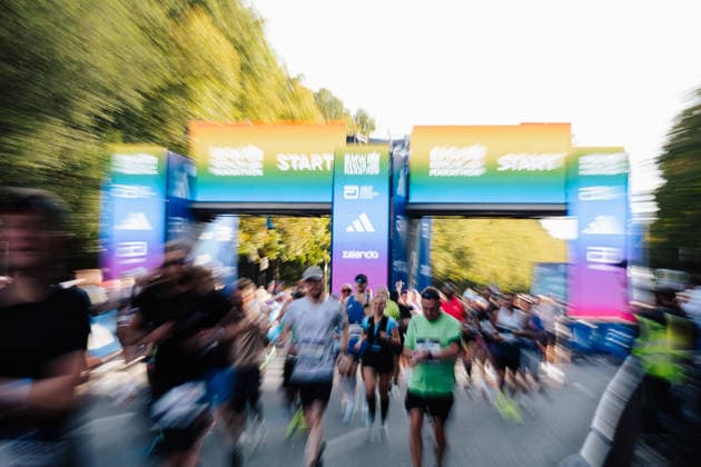 27.09.26, BMW Berlin Marathon 2026, Berlin Many runners starting at the start line area Berlin Berlin BE Deutschland