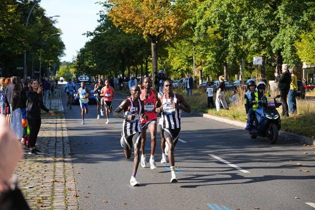 Berlin, September 27, 2026, 52nd BMW Berlin Marathon, Hohenzollerndamm in the Wilmersdorf district, at the 30-kilometer mark. Ethiopian runner Guye Adola was the first man to cross the finish line at the Berlin Marathon. On Sunday, he clocked a time of 2:02:51. This is already Adola’s second victory at the Berlin Marathon.