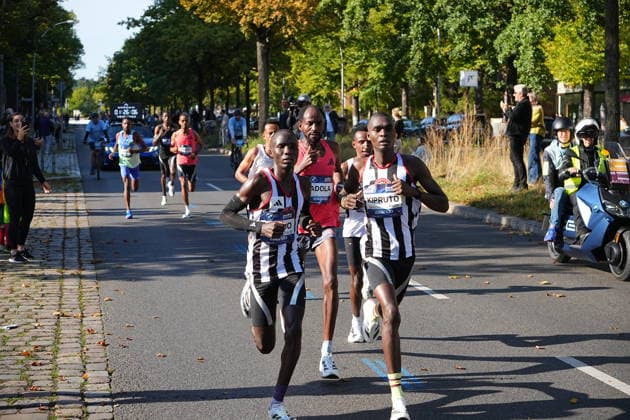 Berlin, September 27, 2026, 52nd BMW Berlin Marathon, Hohenzollerndamm in the Wilmersdorf district, at the 30-kilometer mark. Ethiopian runner Guye Adola was the first man to cross the finish line at the Berlin Marathon. On Sunday, he clocked a time of 2:02:51. This is already Adola’s second victory at the Berlin Marathon.