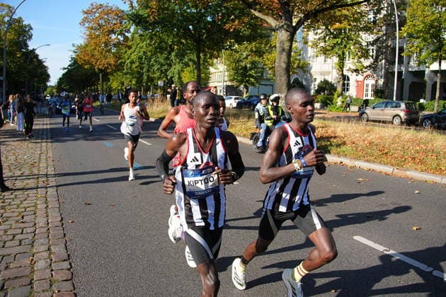 Berlin, September 27, 2026, 52nd BMW Berlin Marathon, Hohenzollerndamm in the Wilmersdorf district, at the 30-kilometer mark. Ethiopian runner Guye Adola was the first man to cross the finish line at the Berlin Marathon. On Sunday, he clocked a time of 2:02:51. This is already Adola’s second victory at the Berlin Marathon.