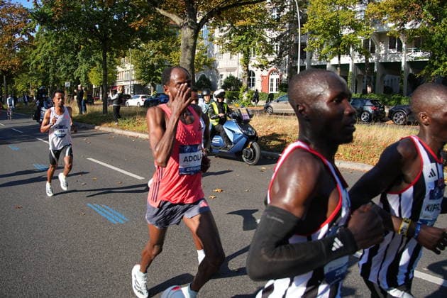 Berlin, September 27, 2026, 52nd BMW Berlin Marathon, Hohenzollerndamm in the Wilmersdorf district, at the 30-kilometer mark. Ethiopian runner Guye Adola was the first man to cross the finish line at the Berlin Marathon. On Sunday, he clocked a time of 2:02:51. This is already Adola’s second victory at the Berlin Marathon.